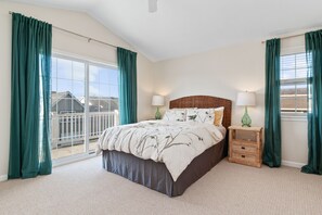 4 soverom, skrivebord, strykejern/-brett og reiseseng for barn