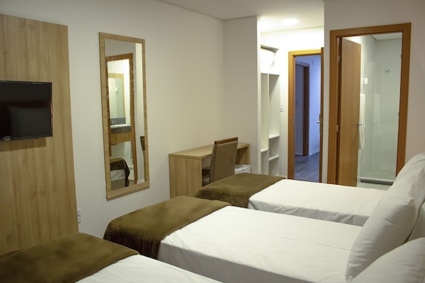 Minibar, escritorio, espacio para trabajar con laptop y wifi gratis