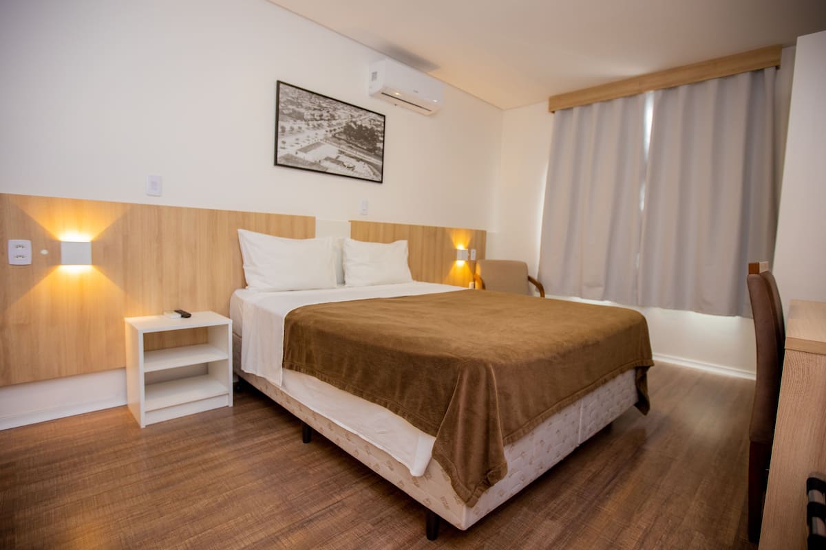 Minibar, desk, laptop workspace, free WiFi