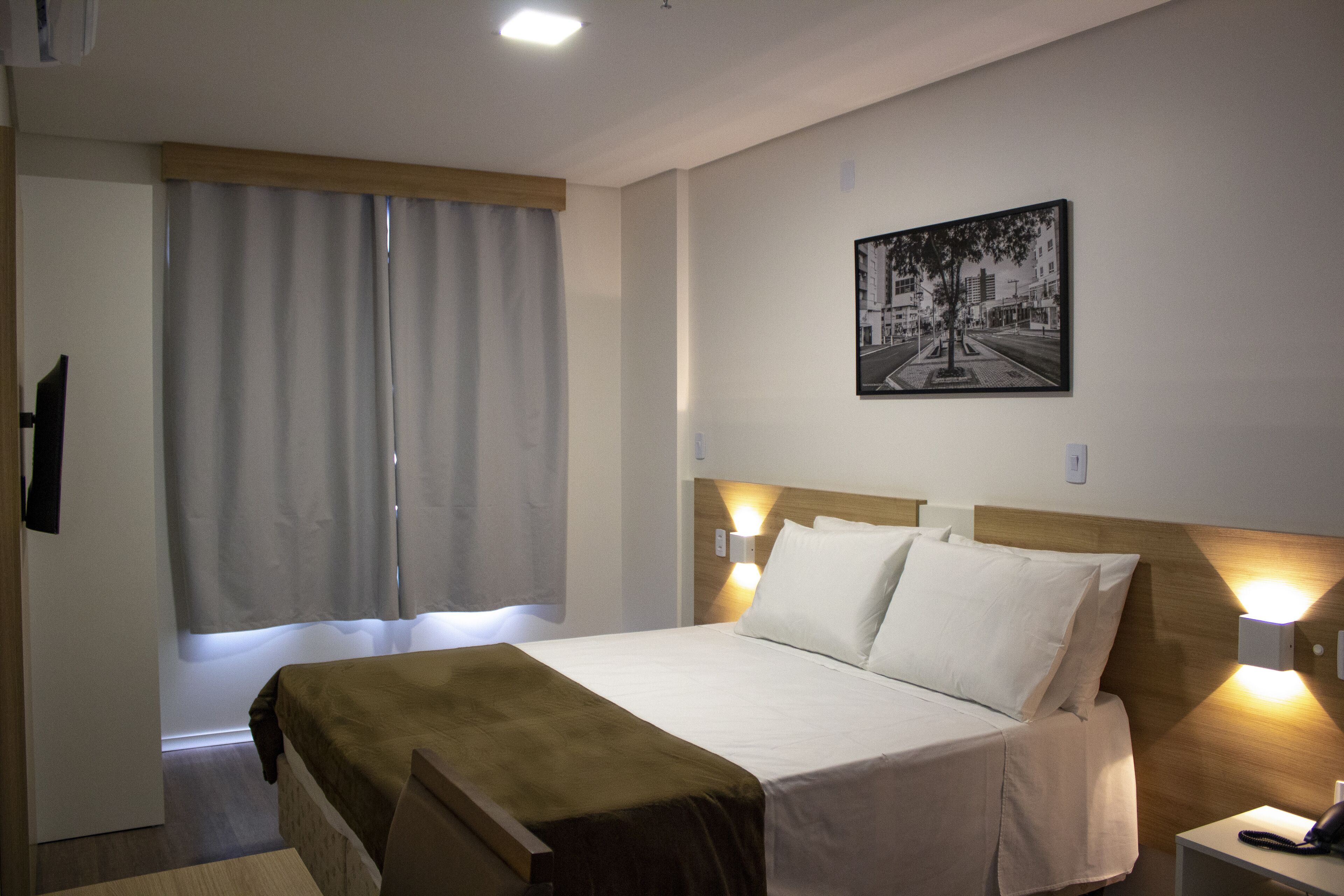 Quarto casal luxo | Frigobar, escrivaninha, espaço de trabalho para notebook