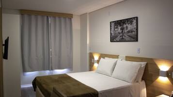 Quarto casal luxo | Frigobar, escrivaninha, espaço de trabalho para notebook