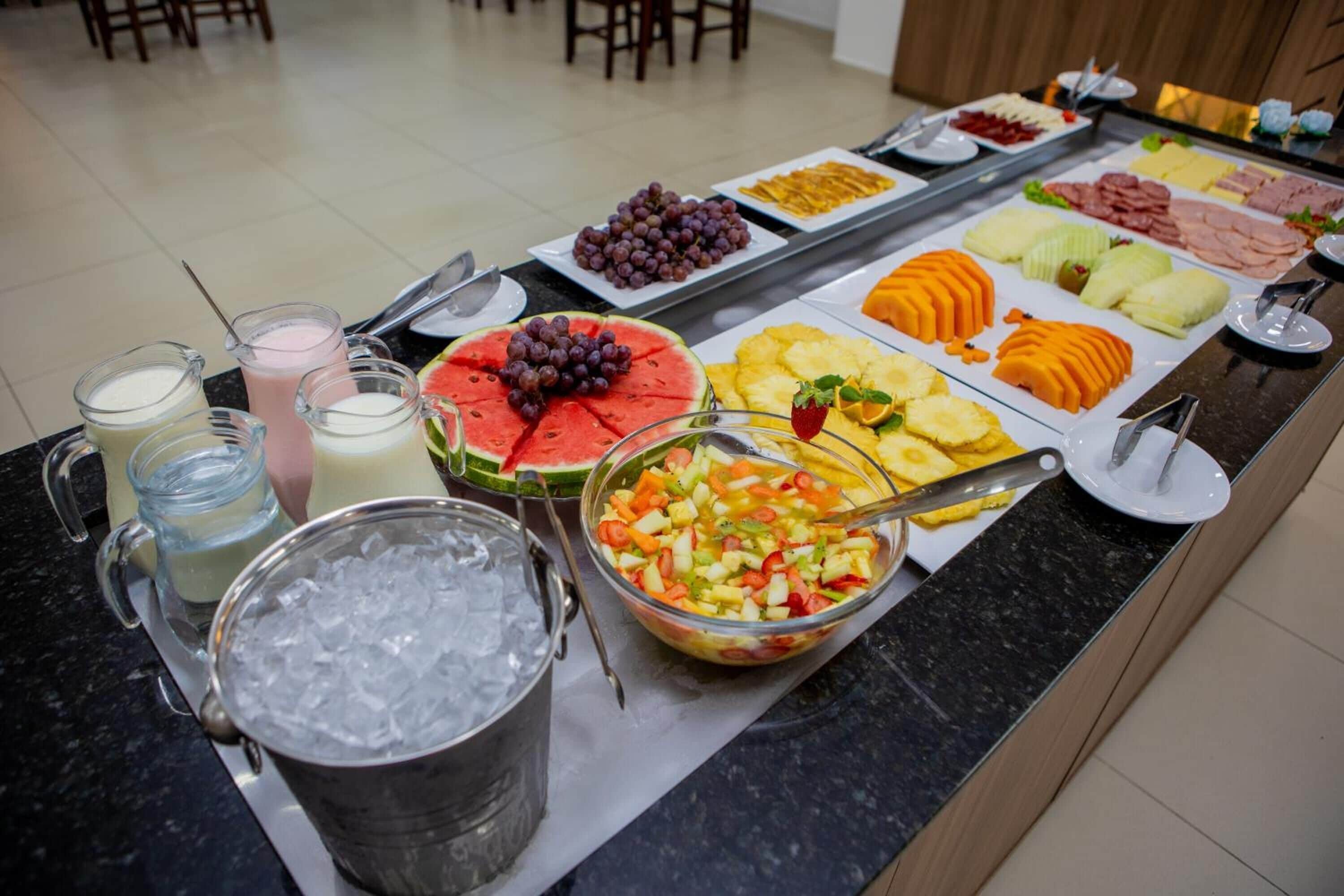 Café da manhã com buffet grátis todos os dias