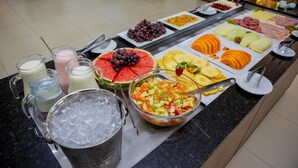 Un bufé con diferentes alimentos y bebidas.