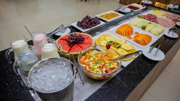 Café da manhã com buffet grátis todos os dias