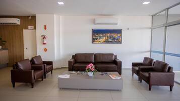 Televisión LCD de 32 pulgadas con canales por cable, una televisión