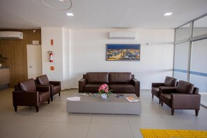 32-inch LCD TV with cable channels, TV - Tri Hotel Chapecó (Chapecó)