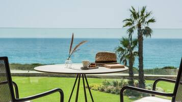 Two Storey Sea View Room | 미니바, 객실 내 금고, 책상, 방음 설비