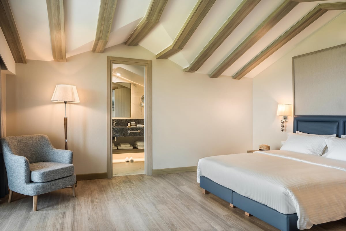 Minibar, in-room safe, desk, soundproofing