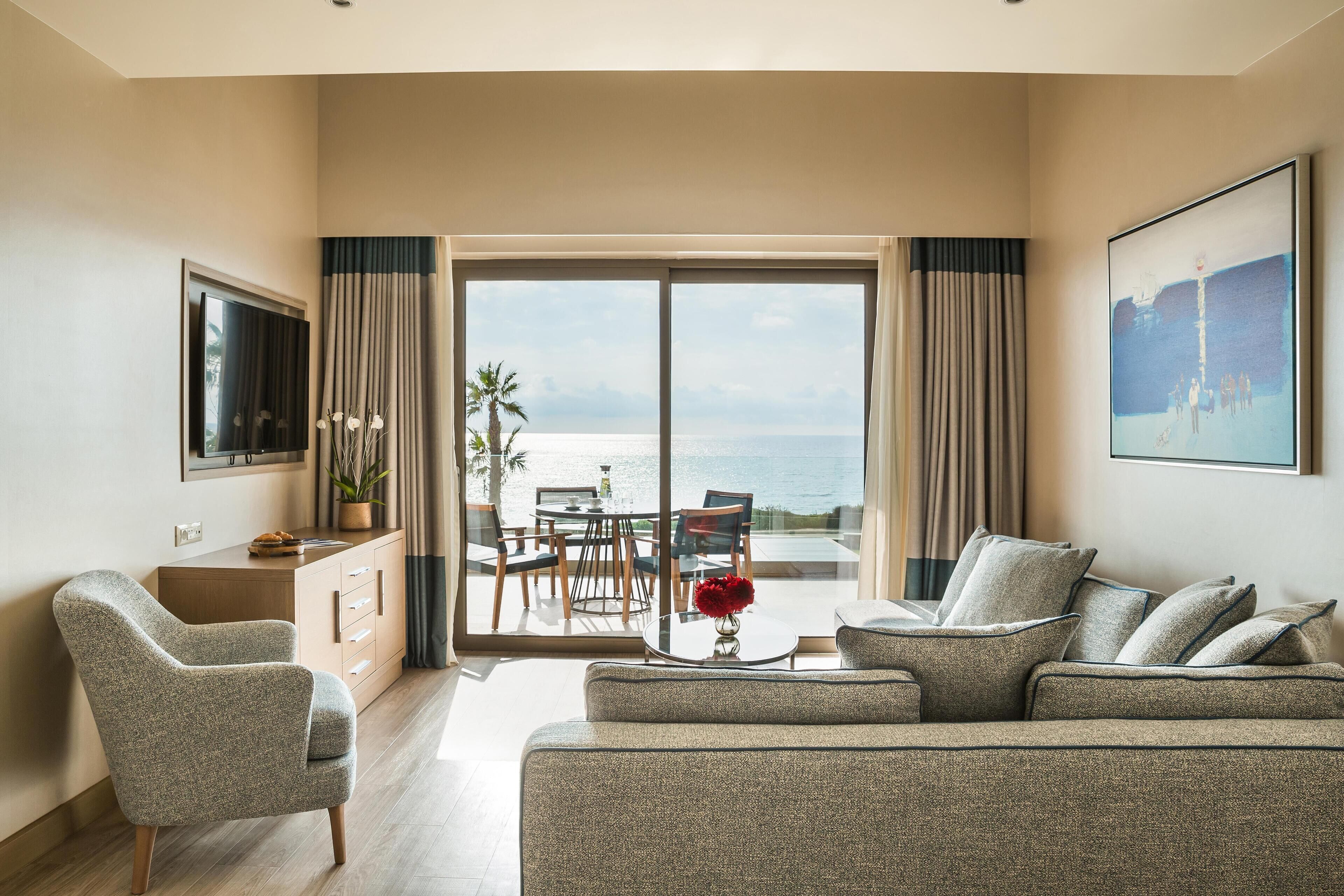 Premium suite (Two Storey) | Een minibar, een kluis op de kamer, een bureau, geluiddichte muren