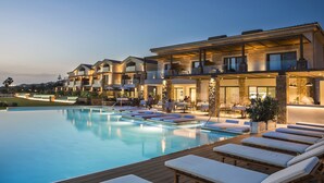Un hôtel moderne doté d’une piscine, d’espaces de détente et d’un espace de restauration en plein air.
