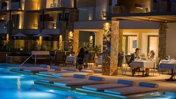 Alberca techada, 2 albercas al aire libre y camastros