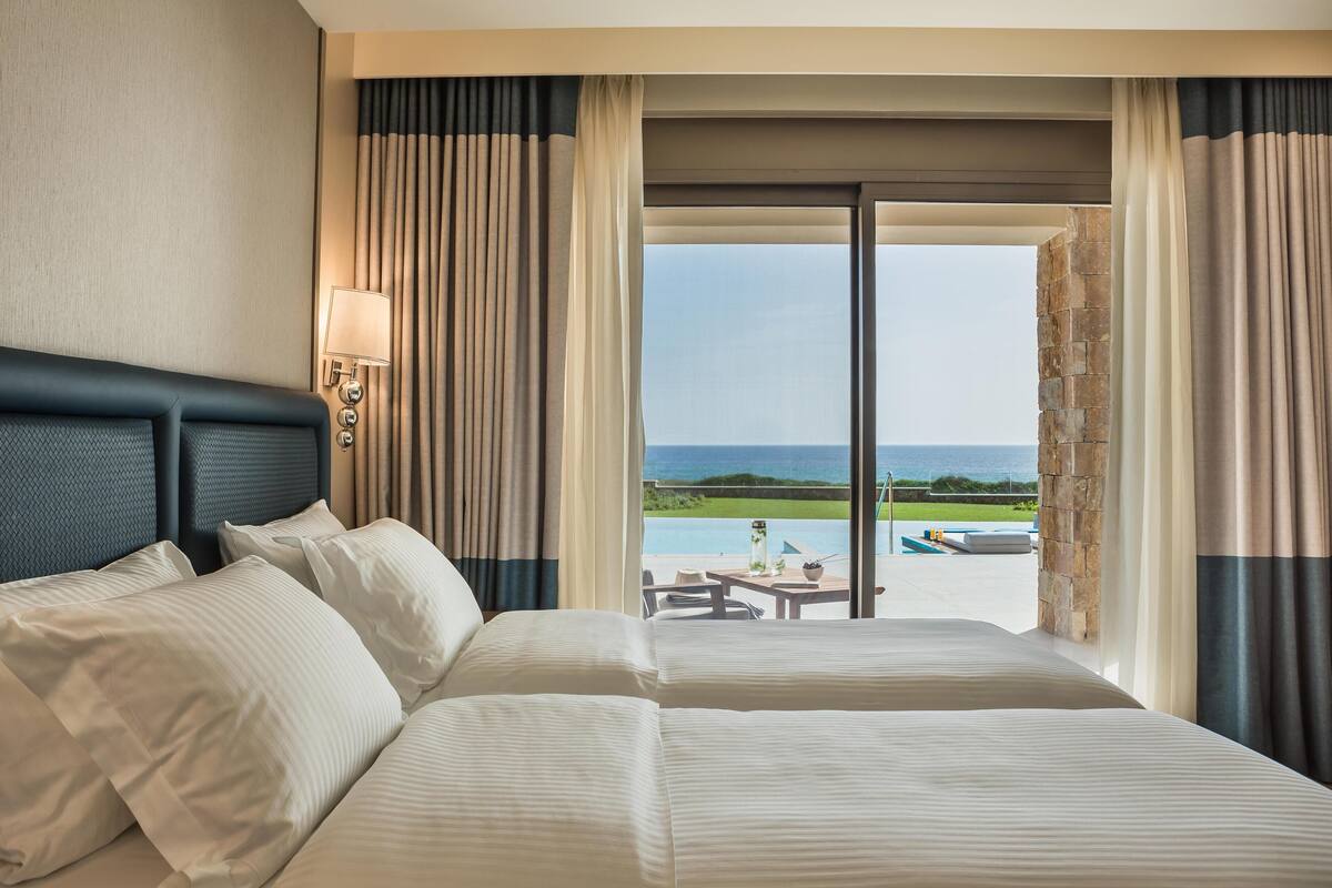 Executive suite, privézwembad | Een minibar, een kluis op de kamer, een bureau, geluiddichte muren