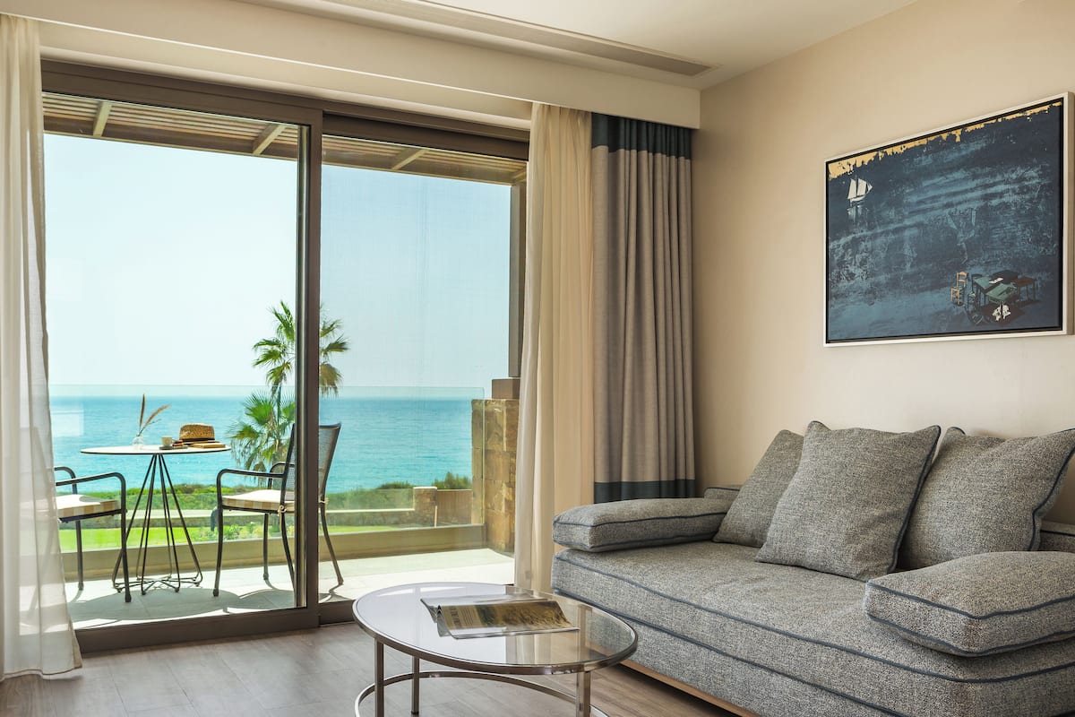 Two Storey Sea View Room | 2 slaapkamers, een minibar, een kluis op de kamer, een bureau