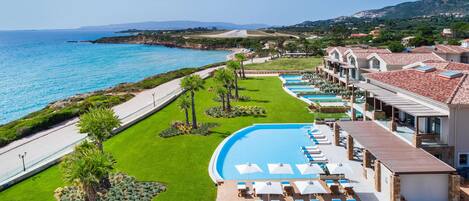 Indoor pool, 2 outdoor pools, pool loungers