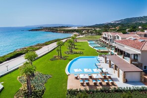 Piscina coberta, 2 piscines a l'aire lliure i gandules 