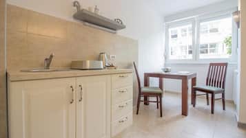 Apartamento, 1 cama Queen | Cozinha americana privada | Geladeira, cooktop, chaleira elétrica