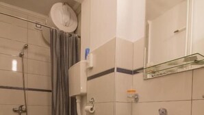 Kylpyhuone, jossa on wc, pesuallas, suihku ja pyyheteline.