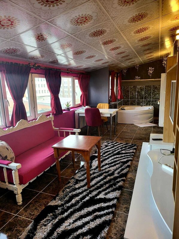 Family Double Room | Individually decorated, individually furnished, desk, laptop workspace - Kar Suit (Erzurum)