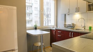 Leilighet – comfort | Eget kjøkken | Vannkoker, høy barnestol og kjøkkenutstyr
