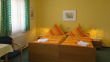 Kamar Double atau Twin Basic, Bebas Asap Rokok | Seprai antialergi, ruang kerja ramah laptop, dan Wi-Fi gratis
