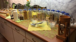 Un buffet con diferentes alimentos en frascos y recipientes sobre una barra.