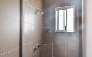 Superior Room | Bathroom | Shower, free toiletries, towels, soap - Hotel San Pablo (San Pedro Cholula)