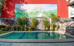 A swimming pool with a mural of a mountain landscape on the adjacent wall. - Hotel San Pablo (San Pedro Cholula)