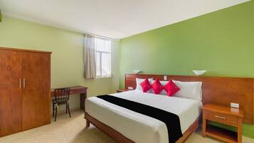 Habitación superior | Escritorio, tabla de planchar con plancha, wifi gratis y ropa de cama