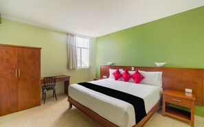 Escritorio, tabla de planchar con plancha, wifi gratis y ropa de cama 