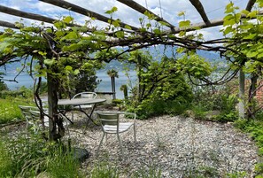 Outdoor dining - Casa Esmeralda GIOIA - 2-room apartment, approx. 45 m², with small balcony (Gambarogno)