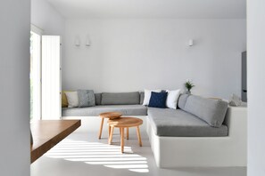 TV - Thiro Superior Suite with private jet tub (Fira)