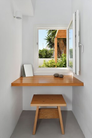 Interior - Thiro Superior Suite with private jet tub (Fira)