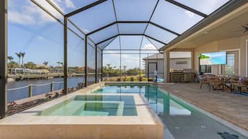 Una piscina al aire libre, una piscina climatizada