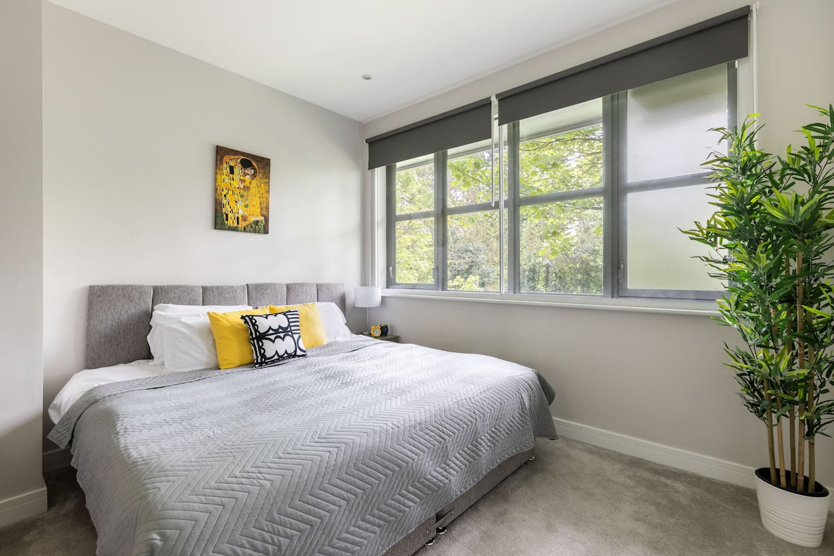 1 bedroom, premium bedding, desk, laptop workspace