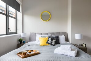 1 bedroom, premium bedding, desk, laptop workspace