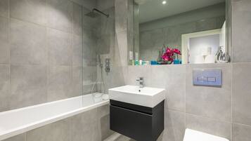 Een bad, een haardroger, handdoeken, zeep