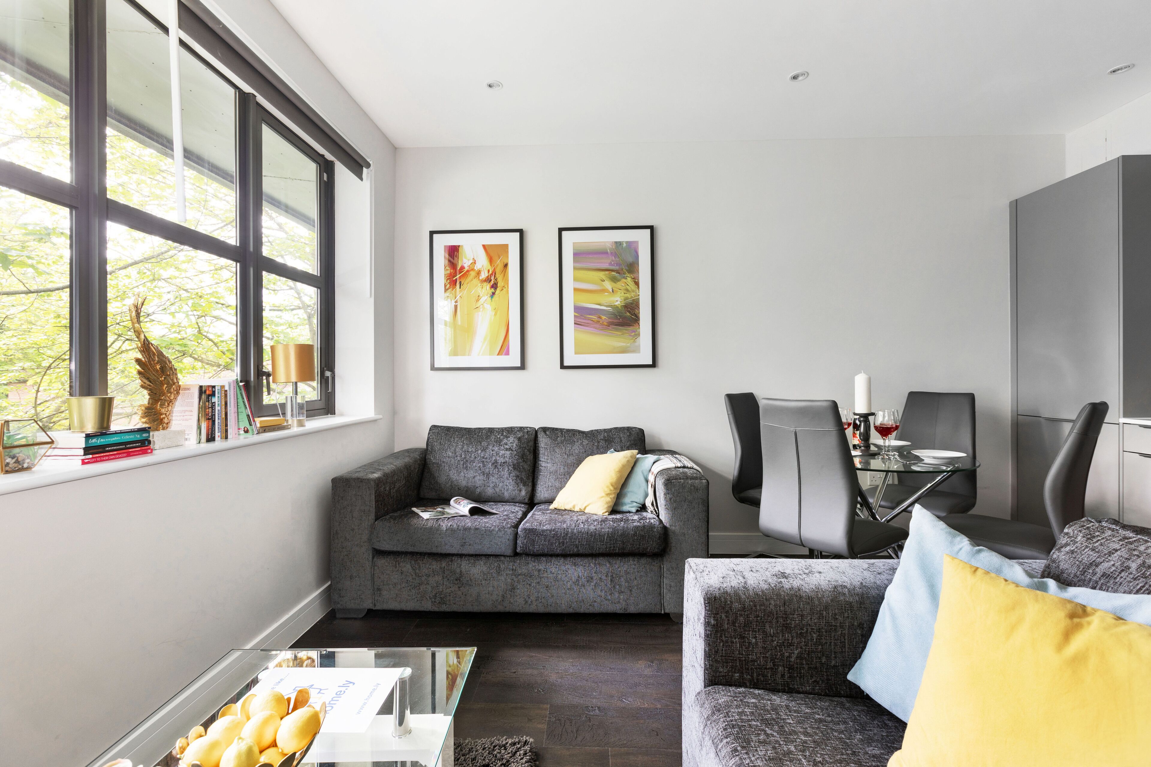 Een 40-inch flatscreentelevisie met digitale zenders en een televisie