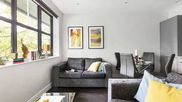 Een 40-inch flatscreentelevisie met digitale zenders en een televisie