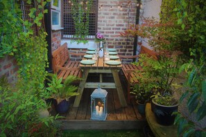 Outdoor dining - Beautiful Victorian House in Whitby (Whitby)