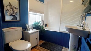 Combined shower/tub, hair dryer, towels, soap - Beautiful Victorian House in Whitby (Whitby)