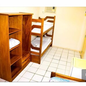 Quarto quádruplo | Frigobar, Wi-Fi de cortesia, roupa de cama