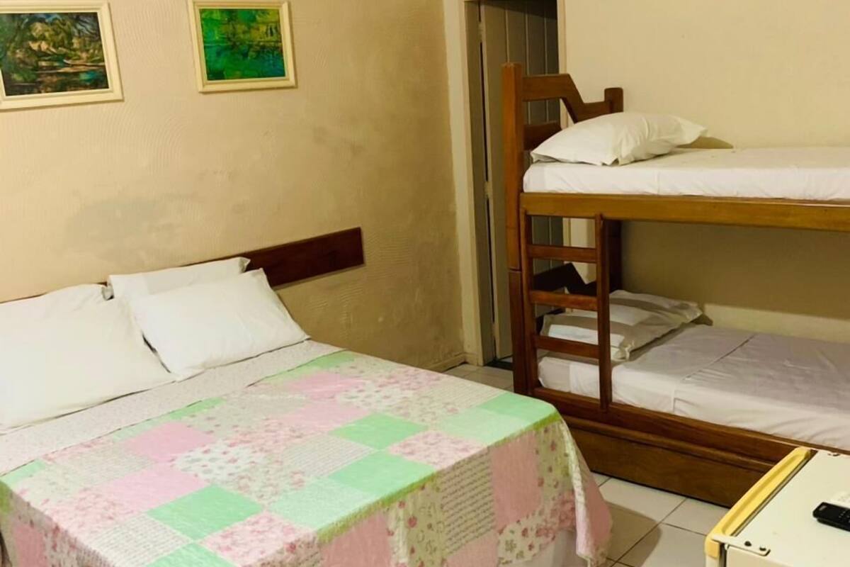 Eenvoudige vierpersoonskamer | Een minibar, gratis wifi, beddengoed