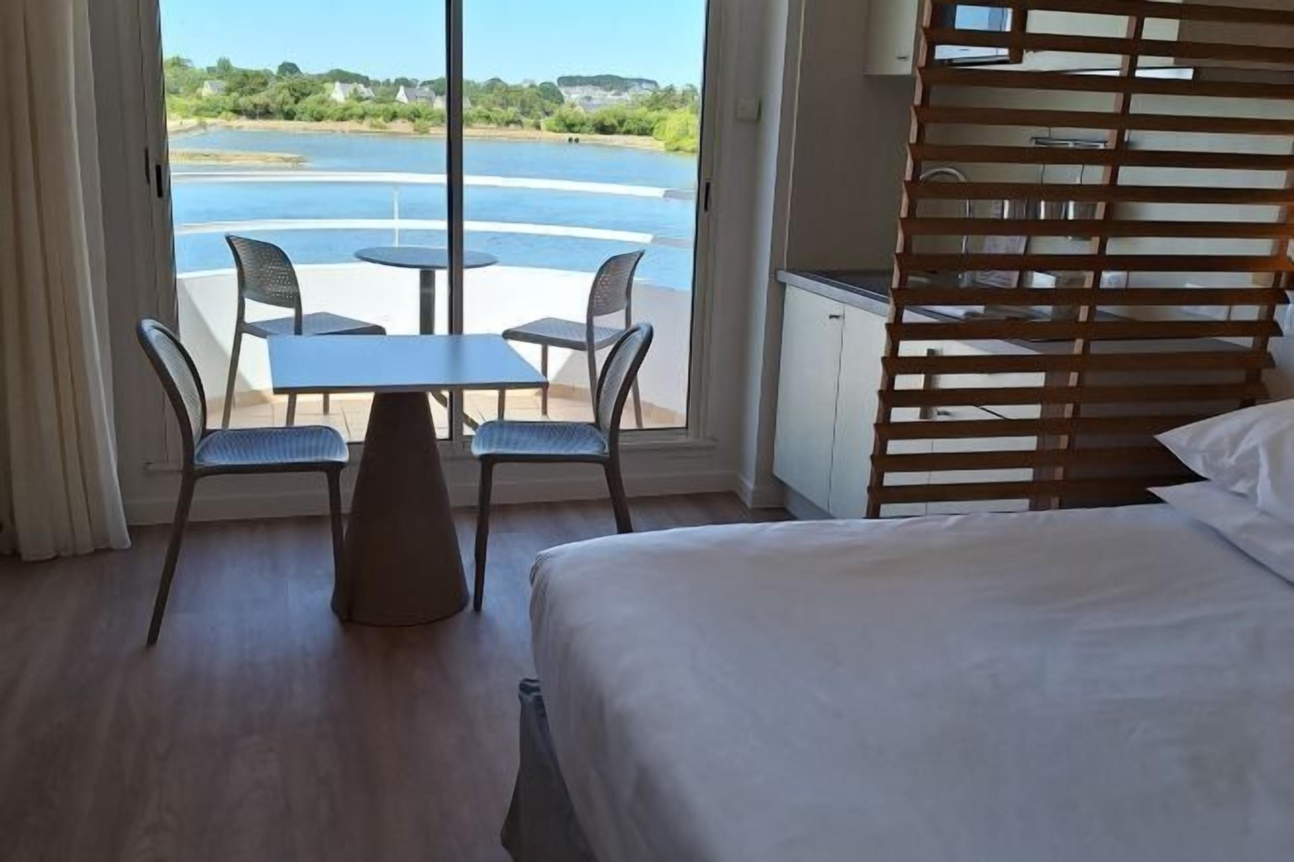 Individueel gemeubileerd, verduisterende gordijnen, geluiddichte muren