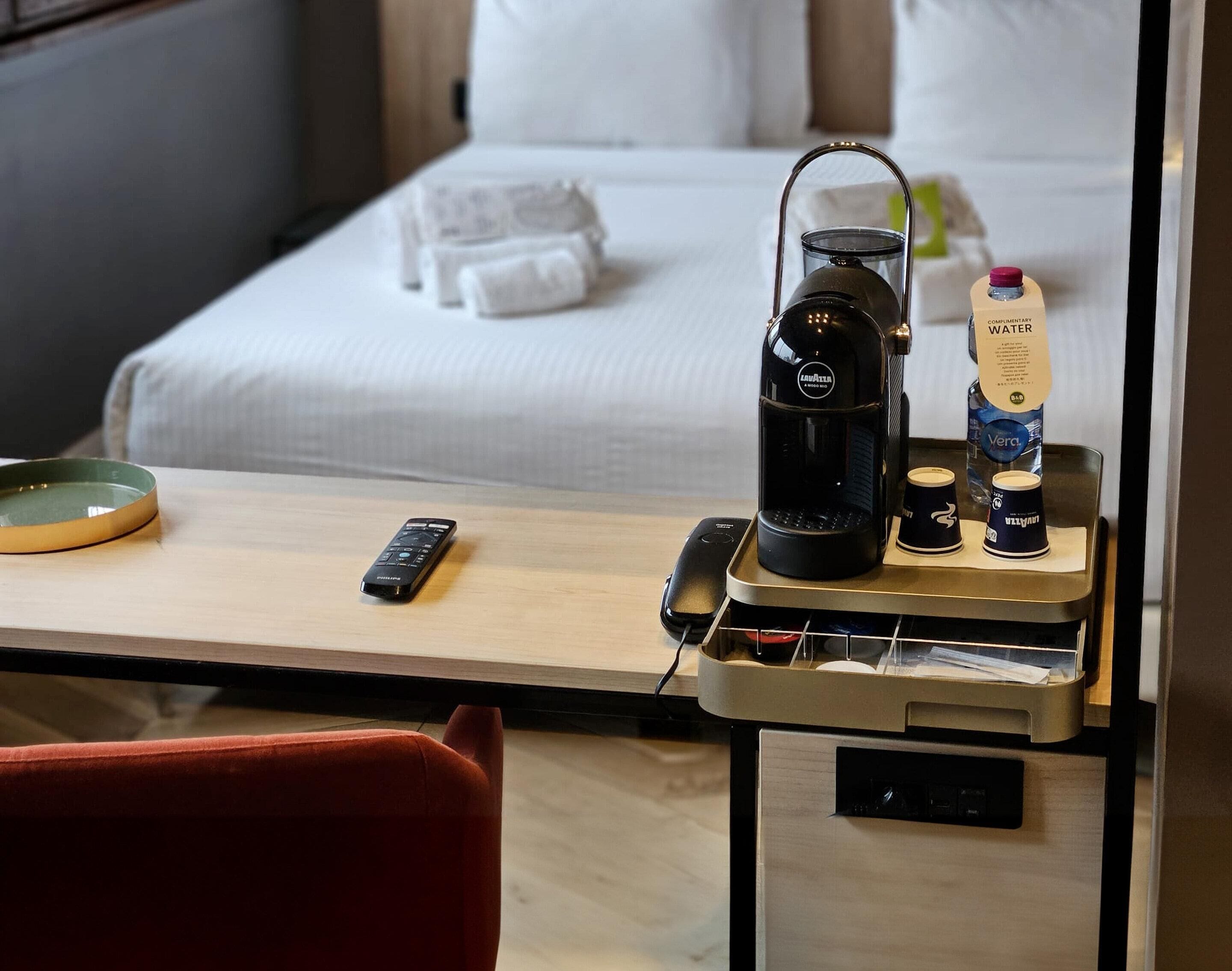 客房內保險箱、書桌、筆電工作空間、隔音