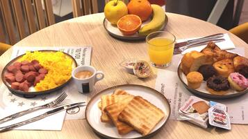 Dagelijks ontbijtbuffet (EUR 12 per persoon)