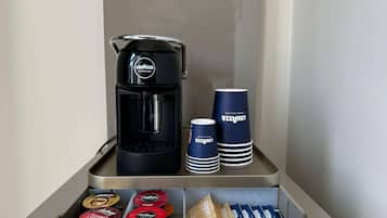 Standaard tweepersoonskamer, niet-roken, terras | Een kluis op de kamer, een bureau, een laptopwerkplek