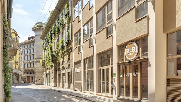 Un hotel de estilo arquitectónico clásico, con amplias ventanas y el logotipo de B&B bien visible.