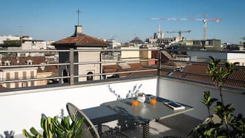 Cassaforte in camera, una scrivania, postazione laptop, insonorizzazione