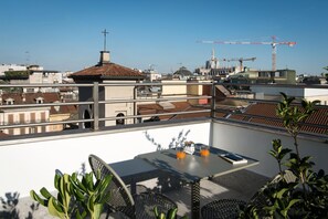 In-room safe, desk, laptop workspace, soundproofing - B&B Hotel Milano City Center Duomo (Milan)