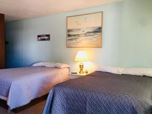 7 bedrooms, desk, iron/ironing board, free WiFi - The Lake Mason Lodge - Entire "Lodge" for large groups! (Briggsville)